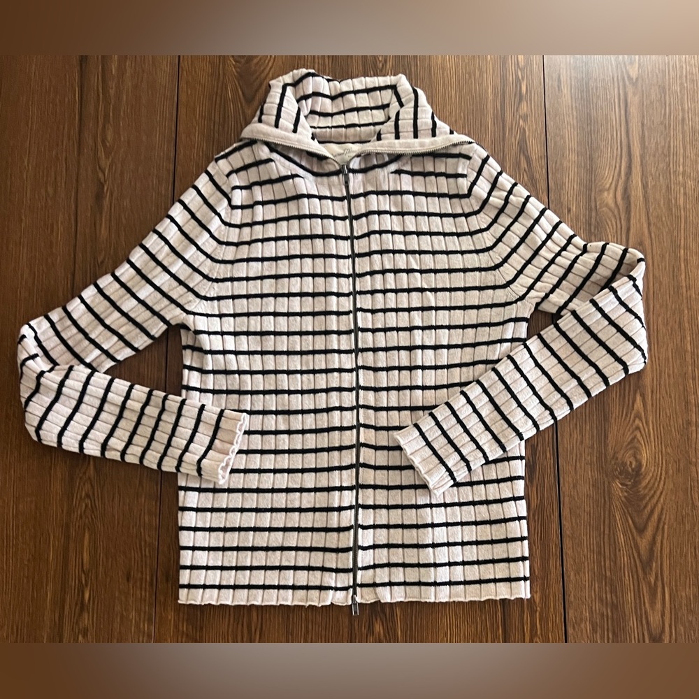 Universal Threads
Women’s 
Medium 
Cardigan 
Sweater
Ivory/Black Stripe
L/S - Picture 4 of 14